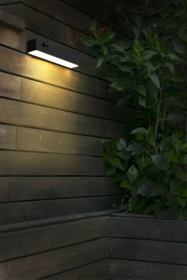 Applique Murale Solaire SWL-24 installée sur un mur en bois