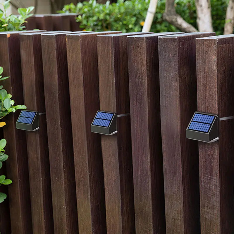 Applique murale LED SWL-11 installée sur une barrière en bois