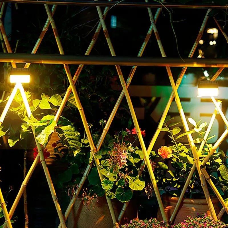 Applique murale LED SWL-11 installée sur une barrière de bambou