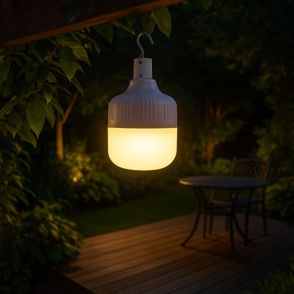 Ampoule LED solaire  optonica avec panneau solaire accrochée à un arbre 