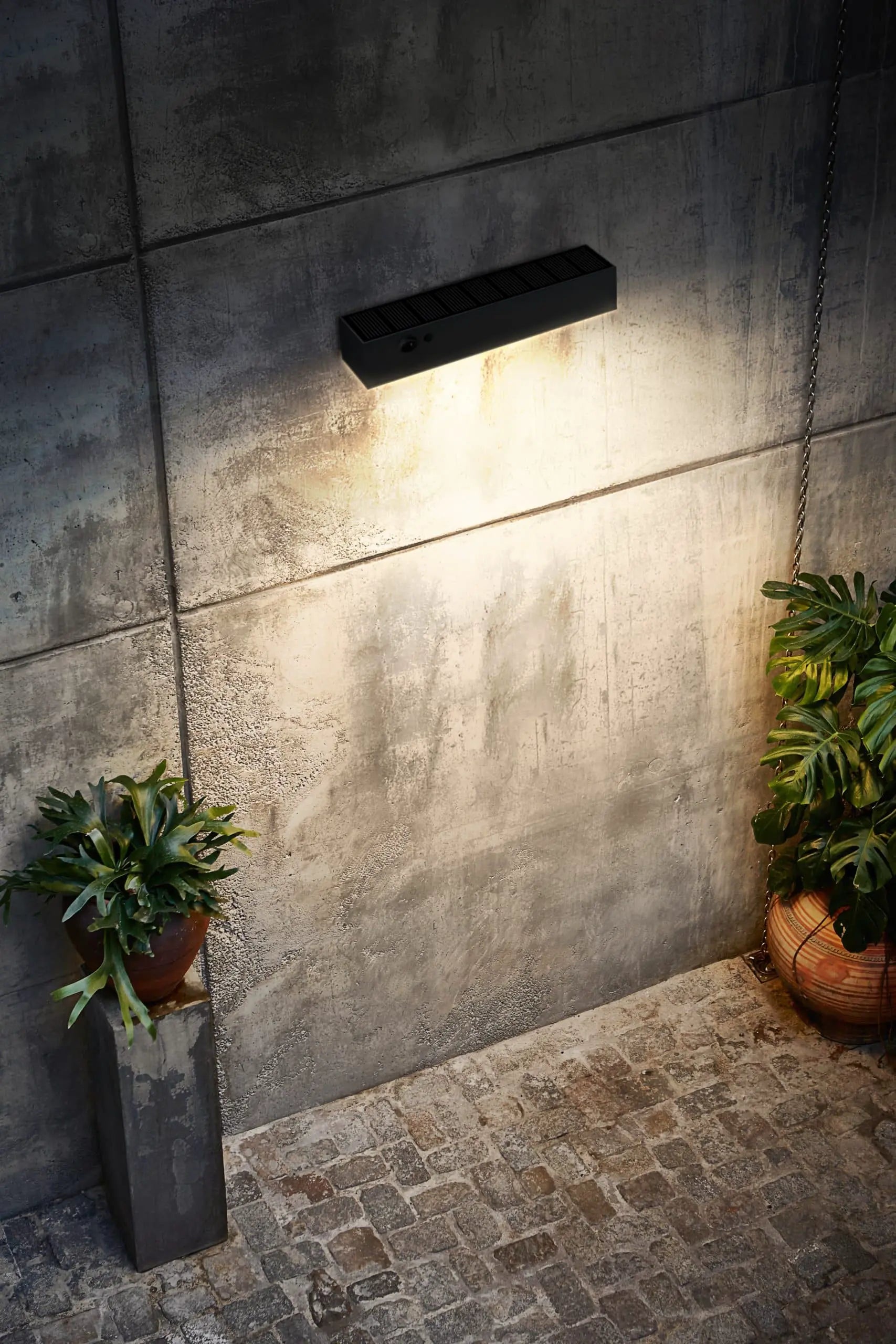 Applique Murale Solaire SWL-24 installée sur un mur en béton