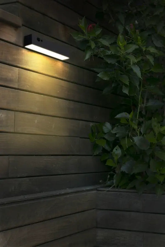 Applique Murale Solaire SWL-24 installée sur un mur en bois