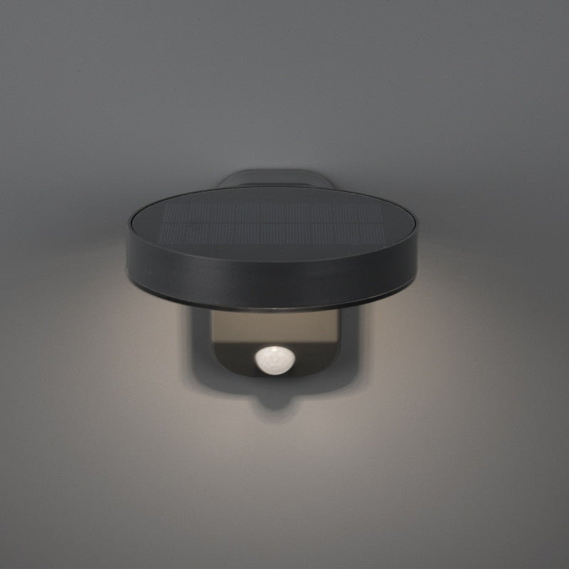 Lampe Solaire LED 9W Optonica GD3-A2 vue de haut et installée, allumée