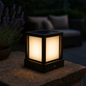 Lampe solaire ESL-54 allumée et posé sur un muret