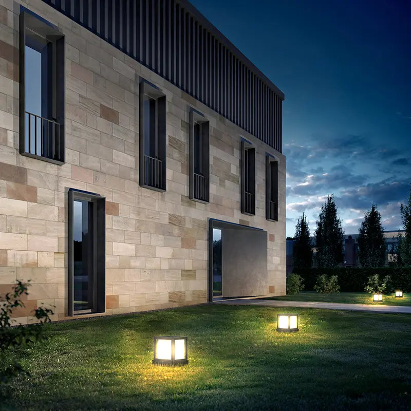 Lampe solaire ESL-54 sur un jardin devant un immeuble
