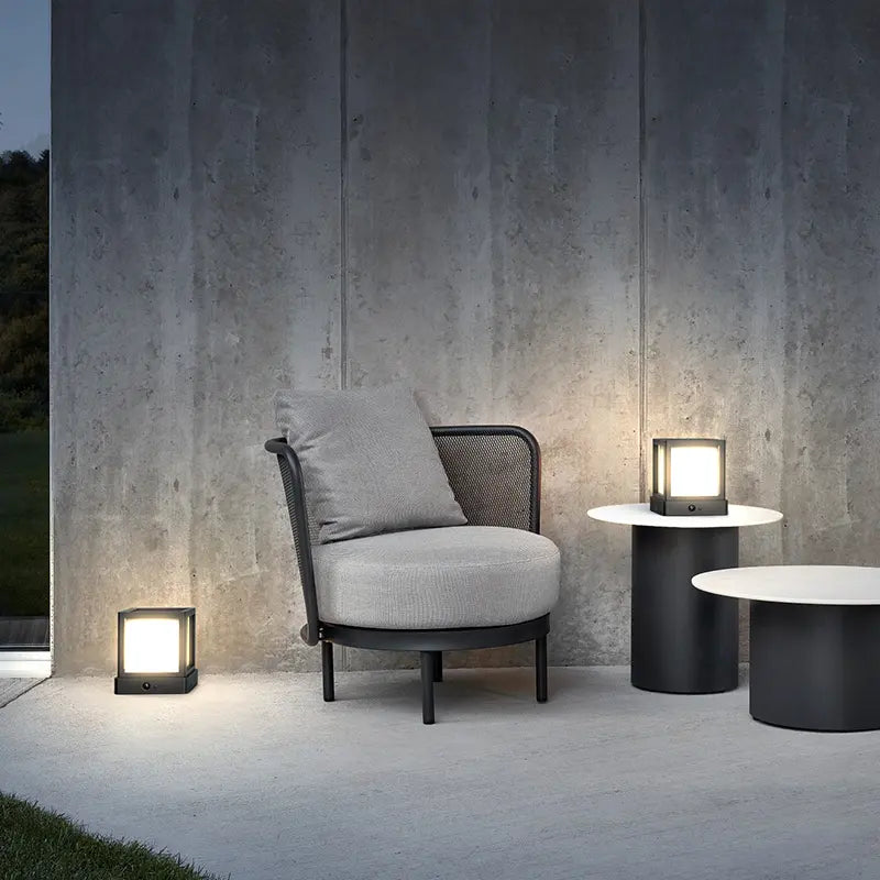 Lampe solaire ESL-54 sur une table sur une terrasse