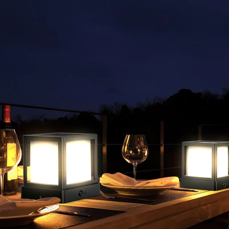 Lampe solaire ESL-54 sur une table de dîner