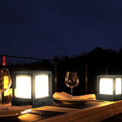 Lampe solaire ESL-54 sur une table de dîner