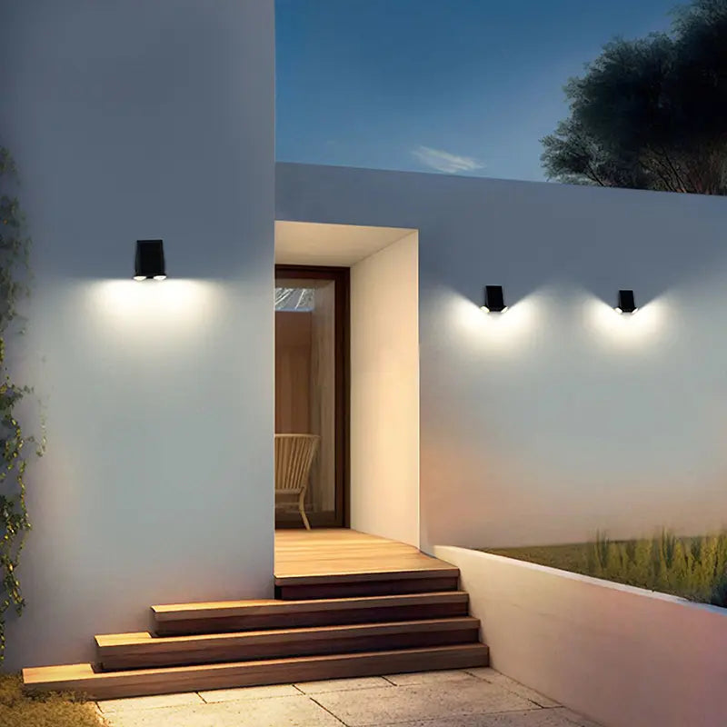Applique solaire LED SWL-39 allumée sur mur extérieur, ambiance soirée