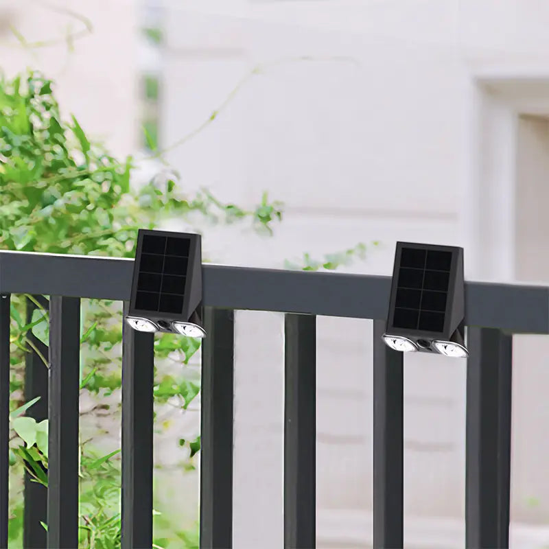 Applique solaire LED SWL-39 installée sur portail d’entrée